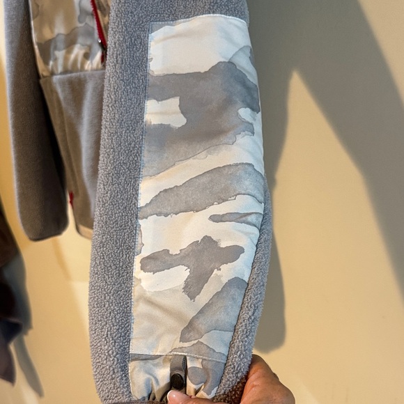 The North Face women’s Gray Camo Puffer Jacket - Picture 7 of 10